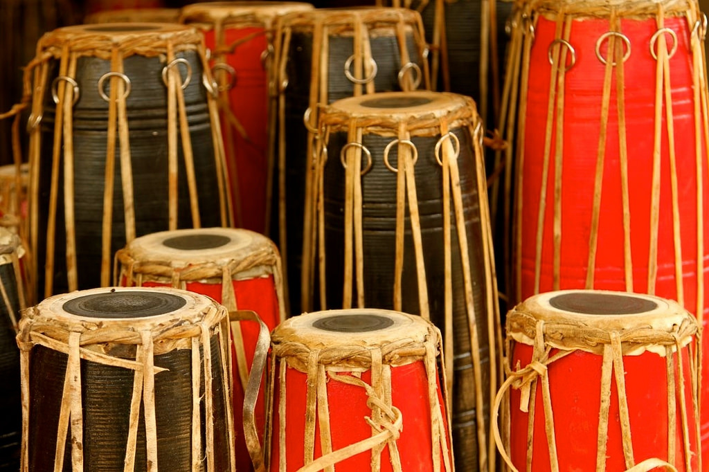 Песня ра там там там. ТАМТАМ музыкальный инструмент. Непальские музыкальные инструменты. Там-там музыкальный инструмент. Тамтамы барабаны.